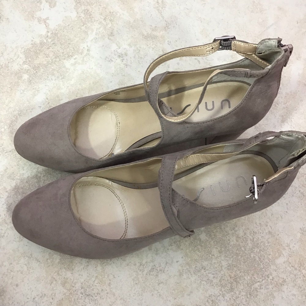 Unisa Uncaydenn chunky heels ,double ankle straps ,zipper on back . Size 7 1/2 .